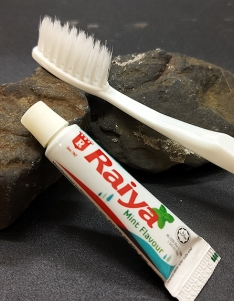 <FA-104> 6" Toothbrush with 5gm Raiya Toothpaste in Laminated Tube (50 pkt)